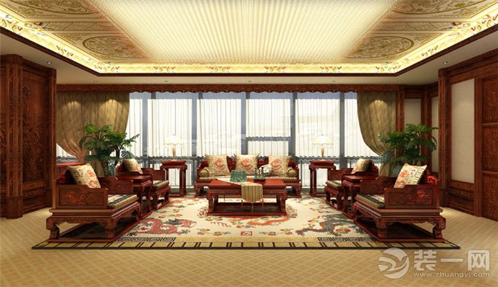 1、学会择优汰劣 如今的红木家具以仿明清款式为主。看工艺,好料出精品,最简单的办法就是看其做工,红木家具作为家庭装修中的艺术品,造型优雅,图案优美,具有独特的文化寓意。看材质,看家具的材质,观察木材颜色和纹理,看家具是否有修补过的痕迹。闻气味敲板面,红木家具大多都是名贵木材,含有一定的木香味。隆信装潢建议敲其面板听其声,面板太薄声音则空,面板较厚声音则实。摸家具,触摸家具外部以及隐密处,比如家具底面、抽屉板等,看其光洁度如何,是否平滑及厚重,体验手感。 2、如何区分真假红木 区分真假红木也可以从纹理辨