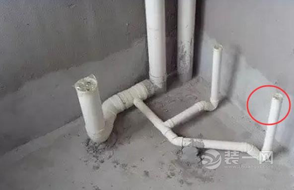 装修隐患不得不防!许多装修装修工人在施工的过程中,或许因为粗心大意或技术水平不达标,日后给业主带来一些不必要的麻烦。来看石家庄装修公司总结的装修过程中存在的装修隐患。 装修隐患1:地面不平 新房装修基层处理一定要找平,这是贴砖或者地板基础中的基础。如果装修工人不够细心或功夫不到位,想想日后花高价买的地板翘起了,该算在谁头上。 装修隐患2:下水道不通畅 发现厨房和卫生间的下水不畅?想想看是不是装修工人为了贪图省事,将含有大量水泥、沙子的混凝碎土倒到下水道。到时除了敲墙换管道,没有任何办法! 装修隐患3