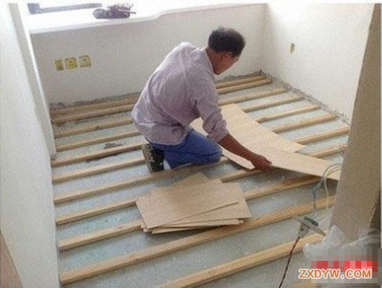 第一步:弹线开孔 注意事项: 1.地垄间距应该是22.75公分,横向开孔间距应该是22.75公分; 2.开孔钻头是6公分的长度,所以开孔深度是6公分,如果在顶面有水电布线的话,要注意该深度是否会影响顶面的线管。像复式结构中,一般会在现浇前预埋线盒和线管。不用太担心会开孔破坏线盒线管,因为现浇的厚度一般会超过10公分的,我家就是差不多有15公分的现浇厚度。所以应该没有太大问题。 第二步:钉木楔。 第三步:地垄铺设。 第四步:准备九厘板 原因:九厘板在地板安装过程中发挥极其巨大的作用。它是找平的利器