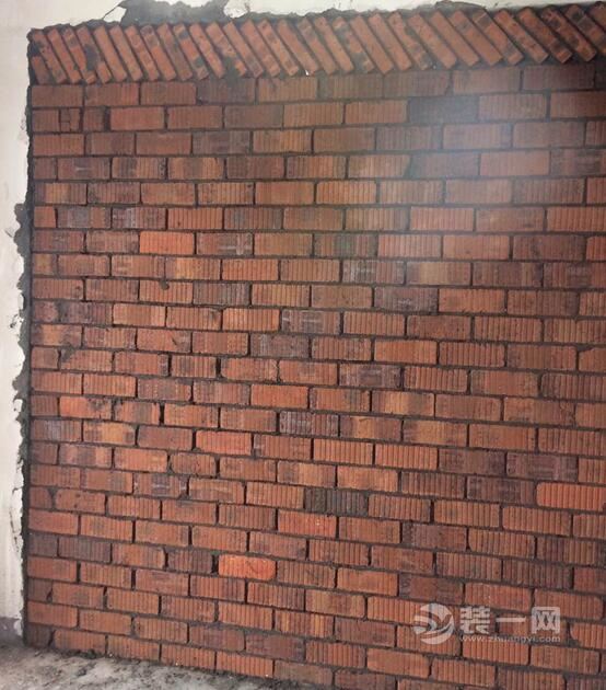 速度真是快 墙砌好了给施工人员打满分