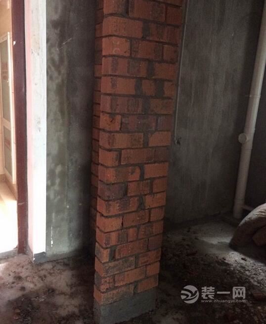 速度真是快 墙砌好了给施工人员打满分